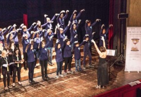 Il coro “Mani bianche Roma” con ragazzi sordi e udenti: la musica vince sulle diversità